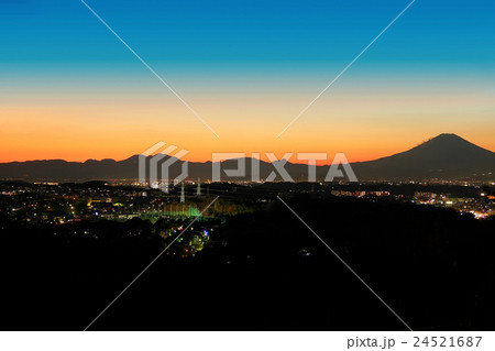 トワイライトタイムの富士山シルエット 24521687