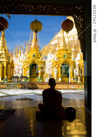 Shwe dagon Pagoda in Burma 24523336