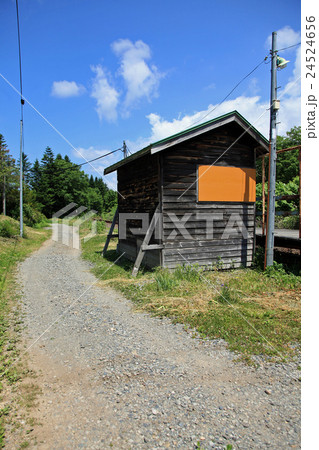 廃線駅と小道 24524656