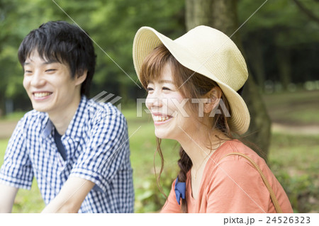 カップル 休日 公園 デート 横顔 笑顔 笑う 楽しいの写真素材