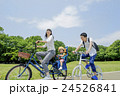 新緑の公園で遊ぶ親子 24526841