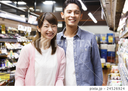 スーパー スーパーマーケット 買い物 ショッピング 買物 カップル 夫婦 お客 家族 女性 スーパー スーパーマーケット 買い物 ショッピング 買物 カップル 夫婦 お客 家族 女性 24526924