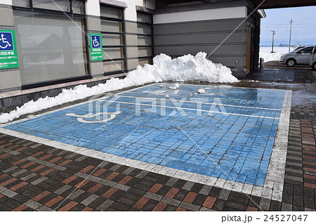 雪国の障害者用駐車場 24527047