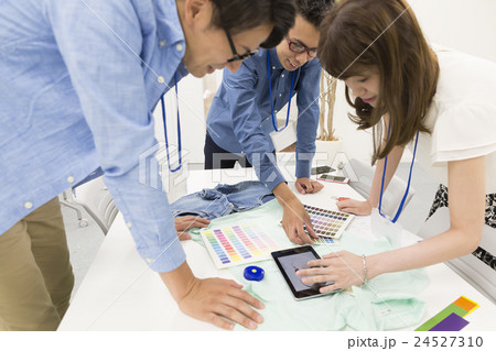 ビジネス　打ち合わせ　会議　アパレル業界　汎用　オフィスカジュアル　商品モデルをタブレットで探す 24527310