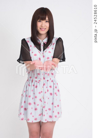 ワンピースを着たスリムな女性モデルの写真素材