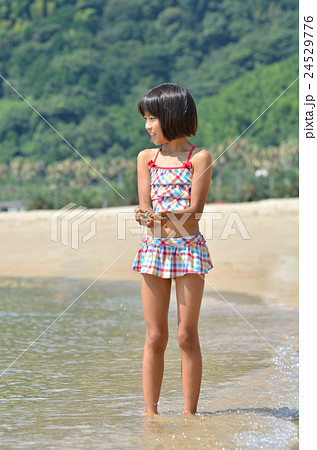 海水浴を楽しむ女の子の写真素材 [24529776] - PIXTA