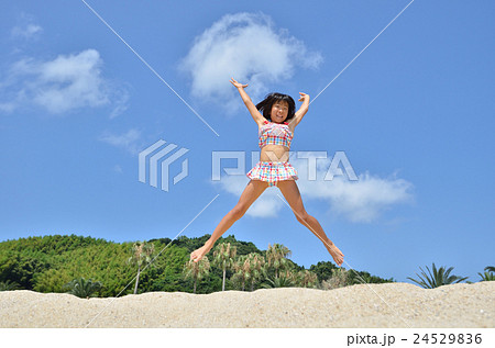海水浴を楽しむ女の子 24529836
