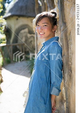 女性のスナップ写真　ポートレート　お散歩途中 24531137