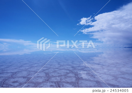 雨季のウユニ塩湖 24534005