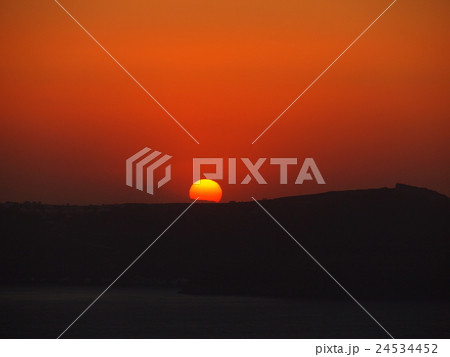 サントリーニ島からの夕日 サントリーニ島からの夕日 24534452