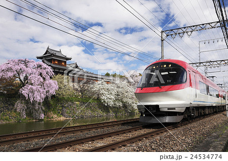 サクラ咲く郡山城と近鉄電車 24534774