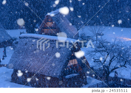 富山　五箇山　冬の菅沼合掌造りの集落 24535511