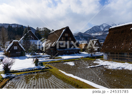 岐阜　白川郷　冬の荻町合掌造りの集落 24535785