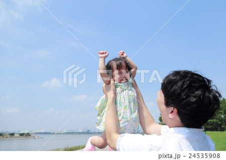 親子 (イクメン 赤ちゃん ファミリー 家族 育児 子育て 公園 カジュアル ワンピース) 24535908