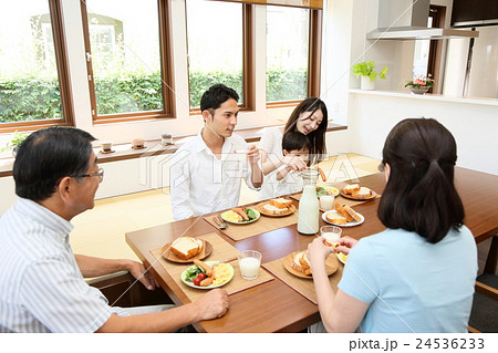 三世代家族　食事 24536233