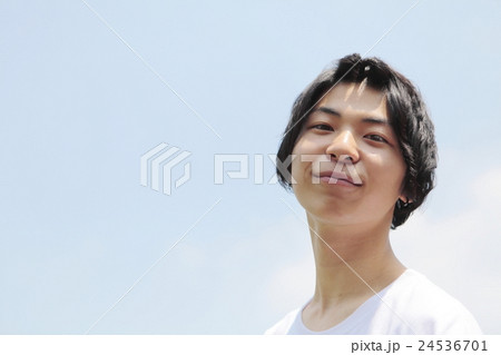 若い男性と青空カメラ目線 24536701
