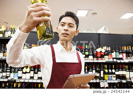 スーパー スーパーマーケット 店員 スタッフ 男性 人物 笑顔 小売業 ビジネス サービス業 接客 スーパー スーパーマーケット 店員 スタッフ 男性 人物 笑顔 小売業 ビジネス サービス業 接客 24542144