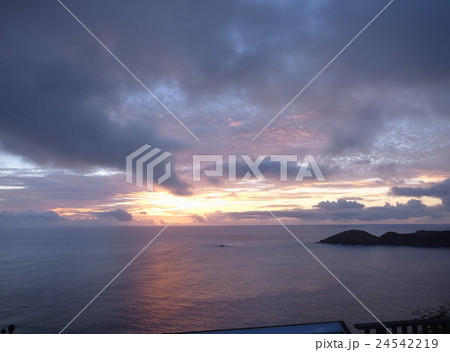 父島の夕陽 24542219