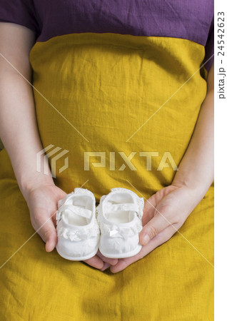 妊婦とファーストシューズ 24542623