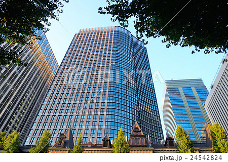 レトロな建物の背後に聳える高層ビル群 24542824