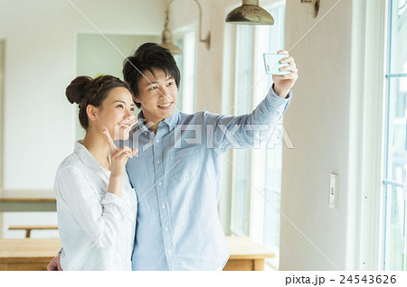 自撮りするカップル 24543626