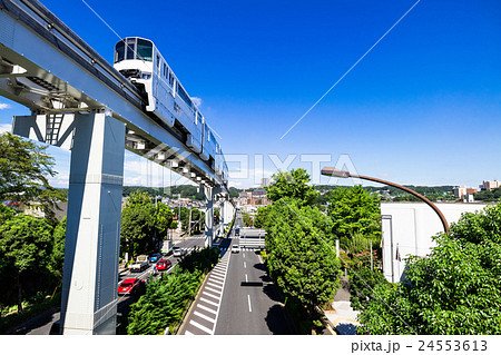 住宅街を走るモノレール 住宅街を走るモノレール 24553613