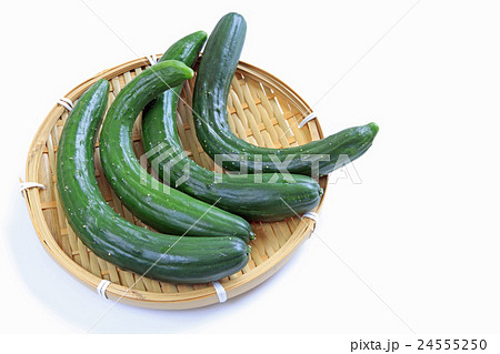 曲がったキュウリ 不揃い 規格外のきゅうりの写真素材