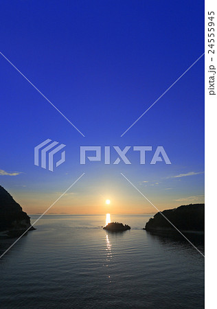 浦島伝説の地、三豊市荘内半島「鴨ノ越」の夕暮れ（左は丸山島） 24555945