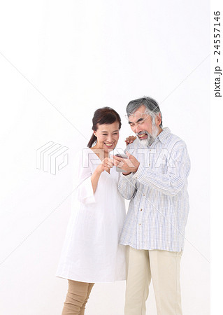 スマートフォンを見る夫婦 24557146