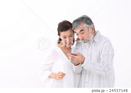 スマートフォンを見る夫婦 24557148