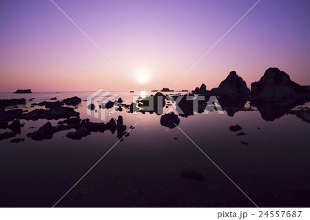 七浦海岸（夫婦岩）沈む夕日　佐渡ヶ島　佐渡 24557687