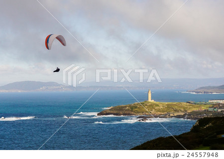 A Coruna 海景色とパラグライダー、世界最古の灯台を背景に A Coruna 海景色とパラグライダー、世界最古の灯台を背景に 24557948