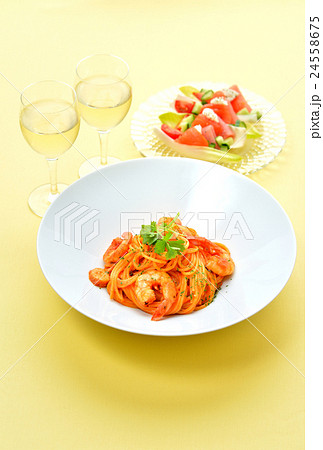 海老のトマトクリームパスタ（エリンギ入り）。イタリアン料理。 24558675