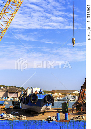 重機 浮き台の上のクレーン車の写真素材