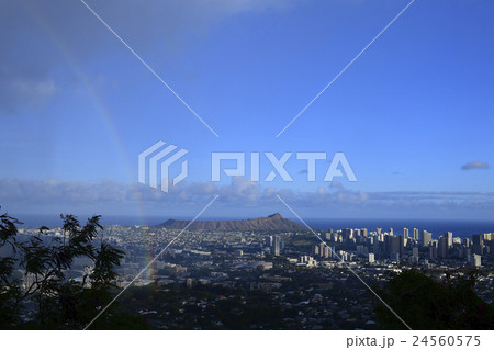 ハワイ　タンタラスの丘から眺めるワイキキの街並み　レインボー出現 24560575