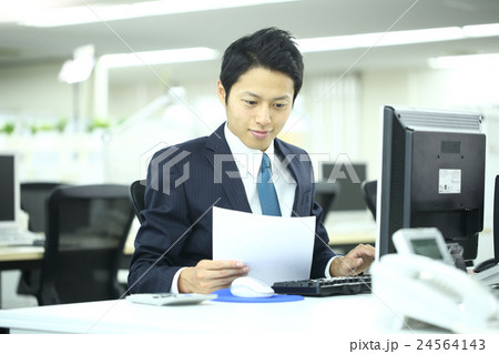 30代働く男性 30代働く男性 24564143
