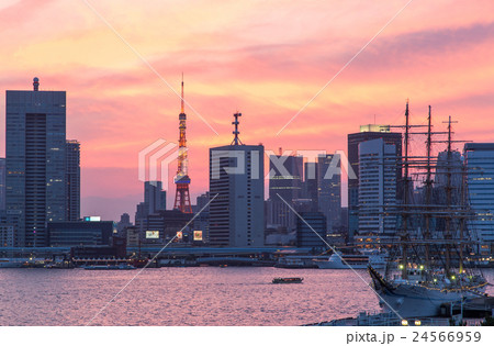 夕暮れの晴海ふ頭と東京タワー 24566959