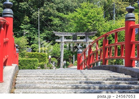 〈島根県〉玉作湯神社の前にある赤い橋 24567053