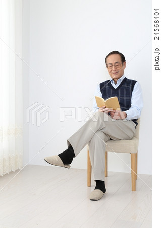 読書をするシニア男性の写真素材