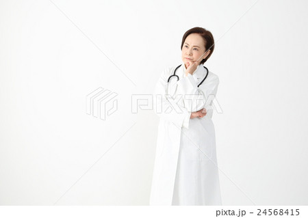 女性医師 24568415