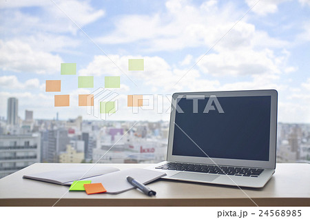 窓辺でアイデアを考える 窓辺でアイデアを考える 24568985