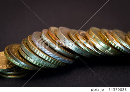 貯蓄イメージ　複数のゴールドコイン 24570028