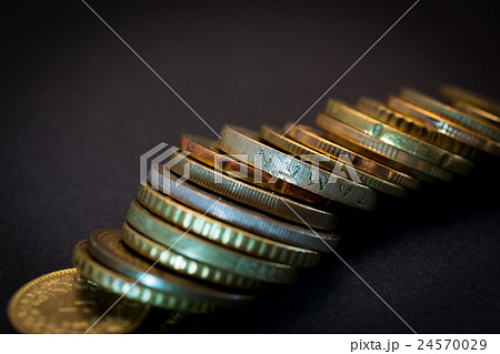 貯蓄イメージ　複数のゴールドコイン 24570029