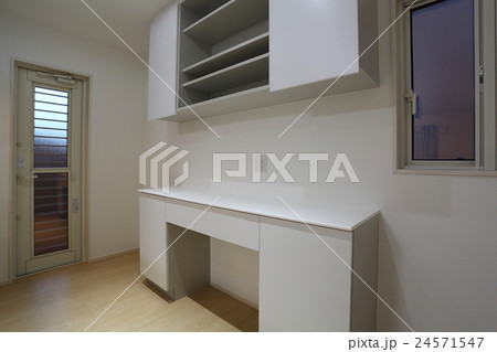 モデルハウス キッチンの食器棚 24571547