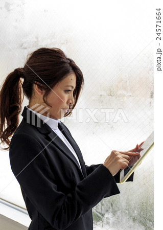働く女性　ミドルエイジ　キャリアウーマン 24571664