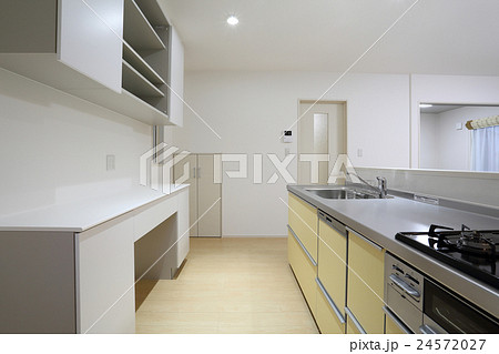 モデルハウス システムキッチンと食器棚 24572027