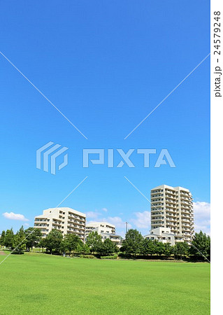 爽やかな青空と公園広場の街並み風景 爽やかな青空と公園広場の街並み風景 24579248