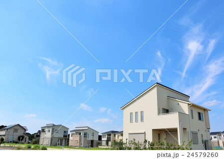 青空の街並み　綺麗なマイホーム 24579260