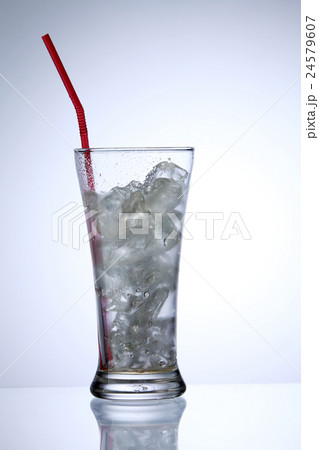 glass of ice 24579607