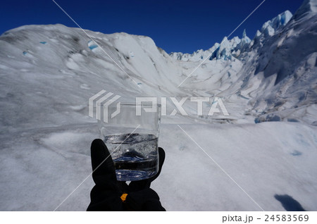 ペリト・モレノ氷河の氷で乾杯 24583569